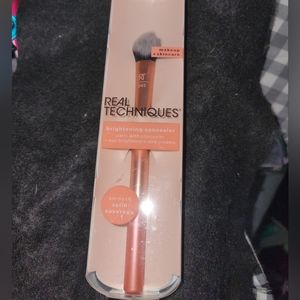 Real techniques brightening concealer brush
